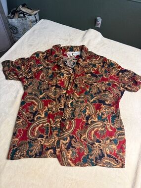 Vintage-Inspired Paisley Button-Up Blouse in Red & Green